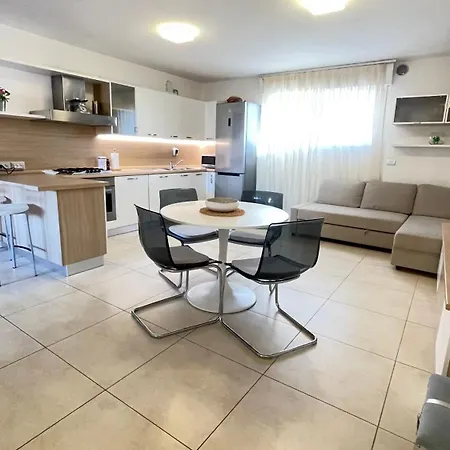 Apartment 100 M From The With And Jacuzzi Included *